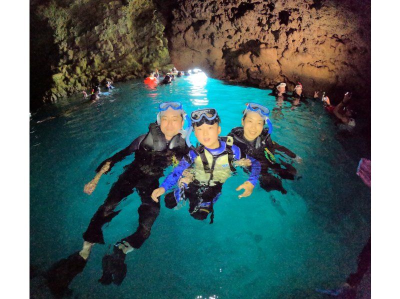 SALE [มีโอกาสสูงที่จะได้ไปถ้ำสีน้ำเงิน] เข้าร่วมแบบมือเปล่า / เช่าเหมาลำส่วนตัว / มีรถรับส่ง / ถ่ายรูป GoPro / ให้เช่าชุดว่ายน้ำ / พนักงานหญิง / ไม่มีอุบัติเหตุの紹介画像