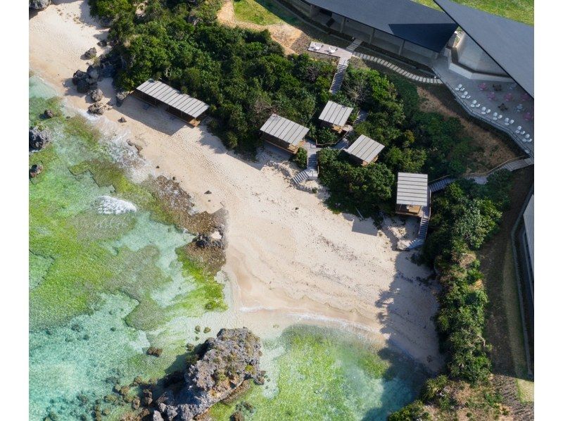 【那覇発/ワンドリンク付】美ら海水族館→御菓子御殿→万座毛→琉球村→バンタカフェ by 星野リゾート　バスツアー（Ａコース）の紹介画像