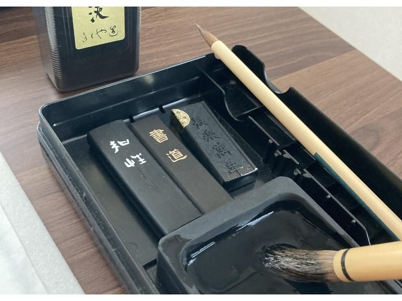 [Tokyo/Keikyu Kamata] Authentic calligraphy experience where you can learn Japanese traditional culture and history "Japanese plan for exchange students (accompanied)" Approximately 10 minutes from Haneda Airport, near the station, Japanese sweets includedの紹介画像