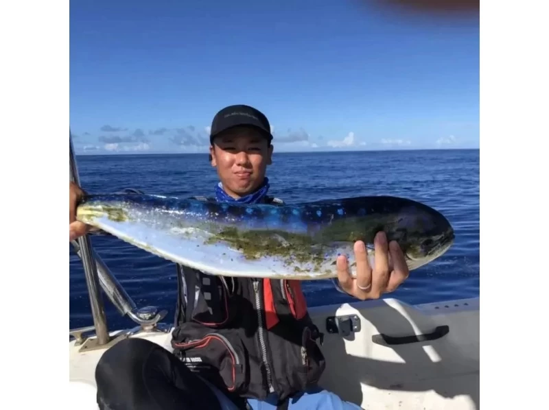 [Okinawa, Itoman] 3 hours of light trolling on a chartered cruiser! / Aiming for striped pontoon, dolphin fish, and yellowfin tuna / Beginners welcome / Equipment included / Pick-up and drop-off available / Restaurant introductionの紹介画像