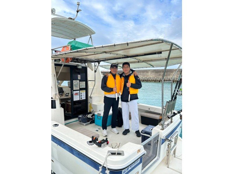 【沖縄・糸満】クルーザー貸切でライトトローリング３時間！/スマガツオ・シイラ・キハダマグロ狙い/初心者OK/道具込み/送迎可/調理店紹介の紹介画像