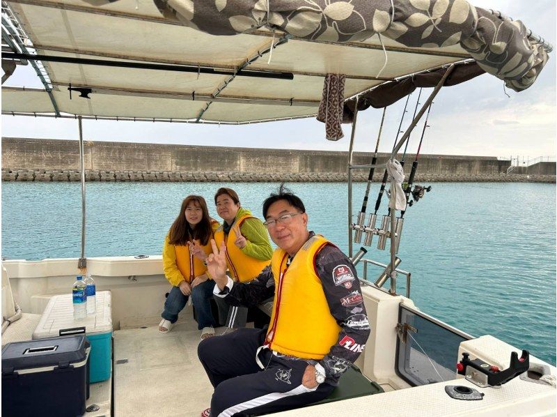[โอกินาว่า อิโตมัน] ประสบการณ์ตกปลาบนเรือสำราญแบบสบายๆ (เช่าเหมาลำส่วนตัว) 2 ชั่วโมง สำหรับผู้เริ่มต้นและเด็ก / มีอุปกรณ์และเหยื่อรวมอยู่ด้วย / แนะนำร้านอาหาร / มีบริการช่วยเหลือ / มีห้องน้ำ / มีร่มกันแดดให้บริการの紹介画像
