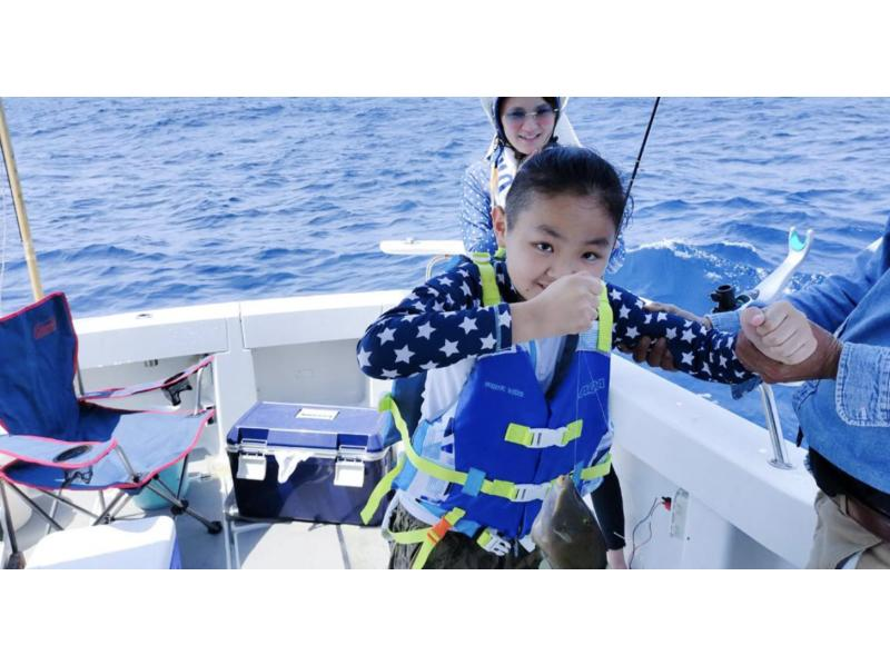 【沖縄・糸満】釣り船ワールド ボートで流し釣り体験3時間の紹介画像