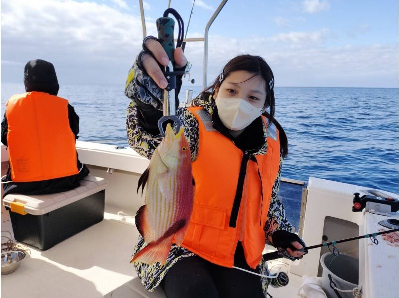 [โอกินาว่า อิโตมัน] ประสบการณ์ตกปลาบนเรือสำราญแบบสบายๆ (เช่าเหมาลำส่วนตัว) 2 ชั่วโมง สำหรับผู้เริ่มต้นและเด็ก / มีอุปกรณ์และเหยื่อรวมอยู่ด้วย / แนะนำร้านอาหาร / มีบริการช่วยเหลือ / มีห้องน้ำ / มีร่มกันแดดให้บริการの紹介画像
