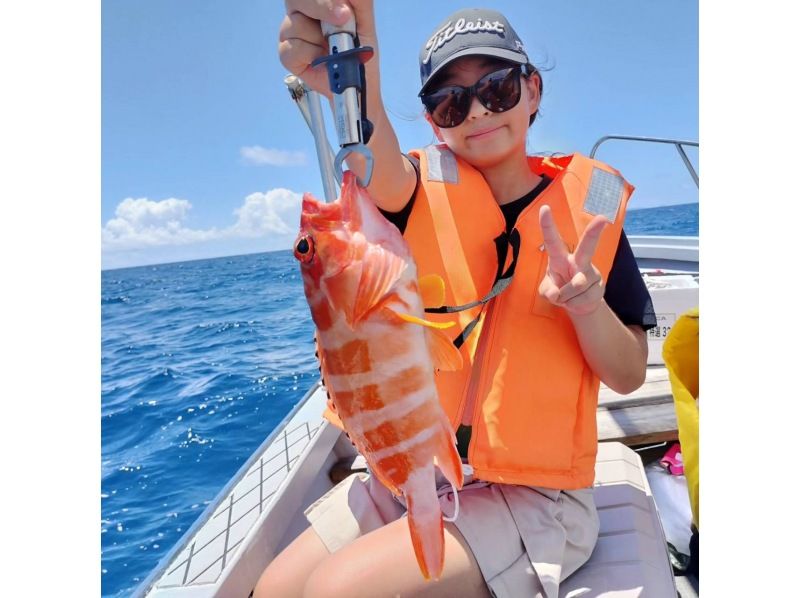 [โอกินาว่า อิโตมัน] ประสบการณ์ตกปลาบนเรือสำราญแบบสบายๆ (เช่าเหมาลำส่วนตัว) 2 ชั่วโมง สำหรับผู้เริ่มต้นและเด็ก / มีอุปกรณ์และเหยื่อรวมอยู่ด้วย / แนะนำร้านอาหาร / มีบริการช่วยเหลือ / มีห้องน้ำ / มีร่มกันแดดให้บริการの紹介画像