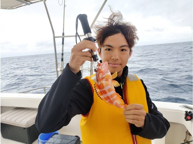 [โอกินาว่า อิโตมัน] ประสบการณ์ตกปลาบนเรือสำราญแบบสบายๆ (เช่าเหมาลำส่วนตัว) 2 ชั่วโมง สำหรับผู้เริ่มต้นและเด็ก / มีอุปกรณ์และเหยื่อรวมอยู่ด้วย / แนะนำร้านอาหาร / มีบริการช่วยเหลือ / มีห้องน้ำ / มีร่มกันแดดให้บริการの紹介画像