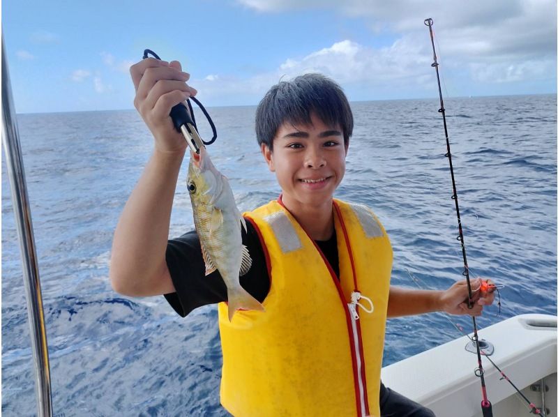[โอกินาว่า อิโตมัน] ประสบการณ์ตกปลาบนเรือสำราญแบบสบายๆ (เช่าเหมาลำส่วนตัว) 2 ชั่วโมง สำหรับผู้เริ่มต้นและเด็ก / มีอุปกรณ์และเหยื่อรวมอยู่ด้วย / แนะนำร้านอาหาร / มีบริการช่วยเหลือ / มีห้องน้ำ / มีร่มกันแดดให้บริการの紹介画像