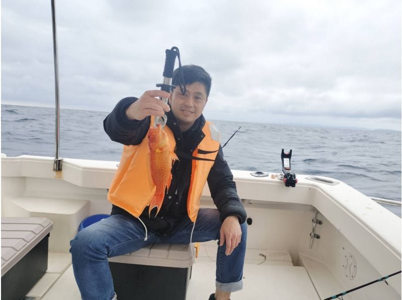 [โอกินาว่า อิโตมัน] ประสบการณ์ตกปลาบนเรือสำราญแบบสบายๆ (เช่าเหมาลำส่วนตัว) 2 ชั่วโมง สำหรับผู้เริ่มต้นและเด็ก / มีอุปกรณ์และเหยื่อรวมอยู่ด้วย / แนะนำร้านอาหาร / มีบริการช่วยเหลือ / มีห้องน้ำ / มีร่มกันแดดให้บริการの紹介画像
