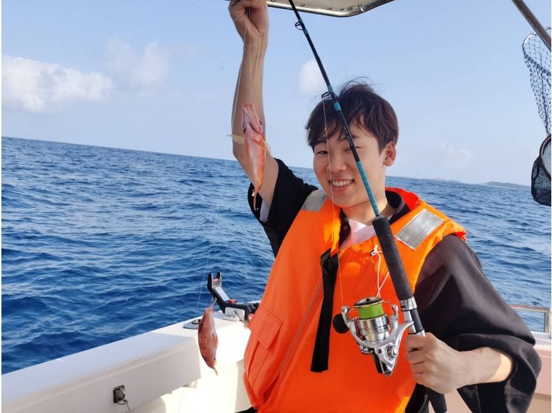 [โอกินาว่า อิโตมัน] ประสบการณ์ตกปลาบนเรือสำราญแบบสบายๆ (เช่าเหมาลำส่วนตัว) 2 ชั่วโมง สำหรับผู้เริ่มต้นและเด็ก / มีอุปกรณ์และเหยื่อรวมอยู่ด้วย / แนะนำร้านอาหาร / มีบริการช่วยเหลือ / มีห้องน้ำ / มีร่มกันแดดให้บริการの紹介画像