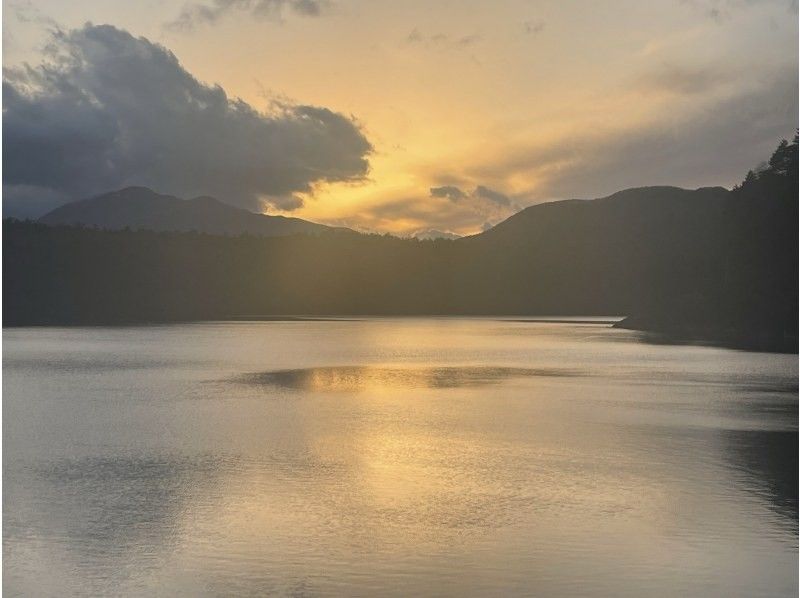 Enjoy the sunset at the lake ♪ [Yamanashi Prefecture, Fujikawaguchiko Town] Tour around the unexplored area of ​​Lake Saiko! ! Sunset “Red Fuji Plan” Cruising the Saiko Lake dyed in the sunsetの紹介画像