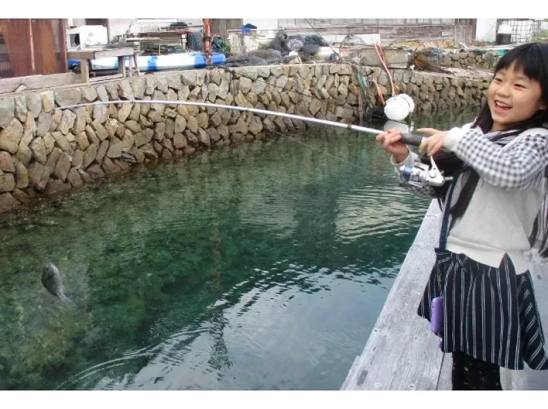 【三重・志摩】手ぶらでOK！真珠養殖場の筏の上で魚釣り体験