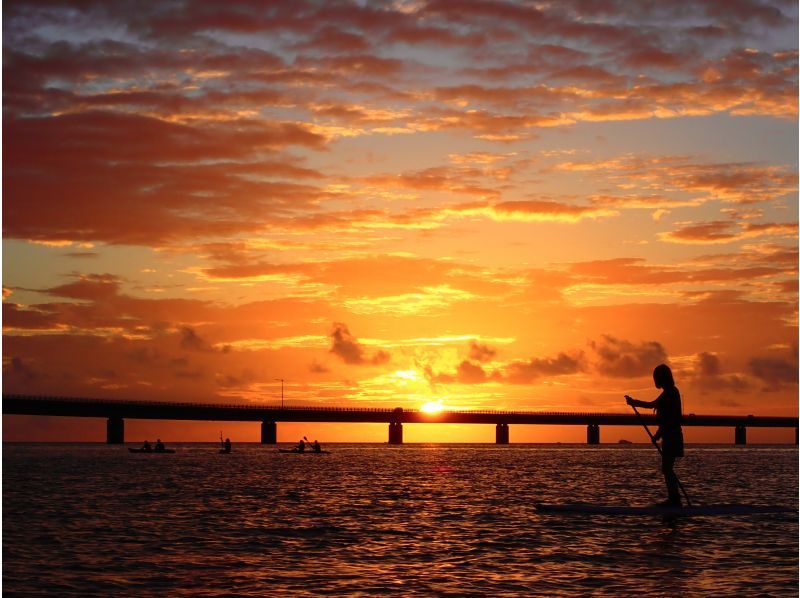 【宮古島・夕方】サンセットSUP★大人気アクティビティー★インスタ映え★写真/4k動画プレゼント！初心者大歓迎！カップル★家族★一人旅