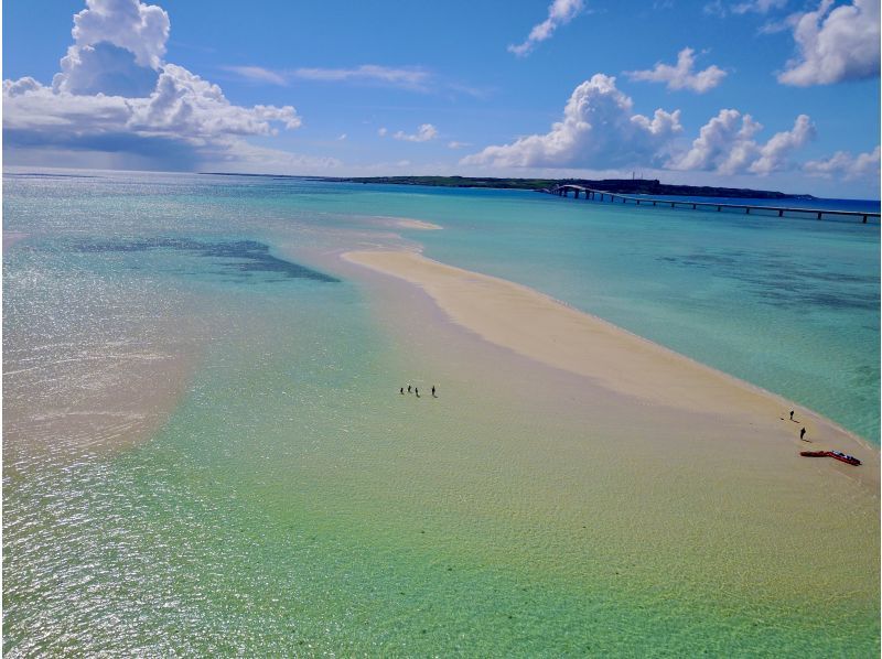 【沖縄・宮古島】幻の島『ユニの浜』シーカヤックツアー♪のんびり自由時間で絶景を堪能！ドローン撮影も！通年開催（約2時間）の紹介画像