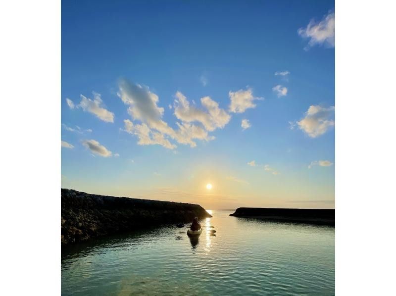 【오키나와 미야코 섬】 선셋 바다 카약 투어 ♪ 아카이 색으로 물드는 절경을 미야코 섬의 푸른 바다 위! 저녁 식사 전에 꼭 ♬(약 1시간)の紹介画像