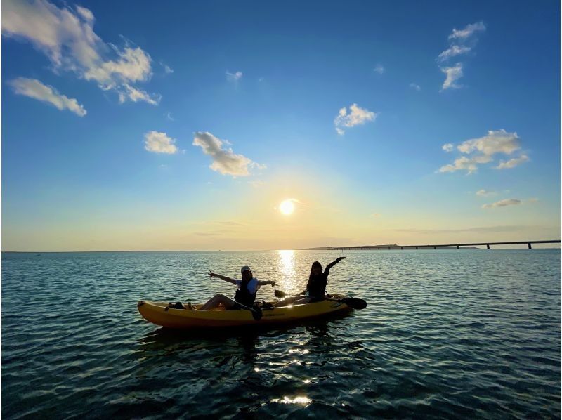 [冲绳/宫古岛]日落海上皮划艇之旅♪在宫古岛蓝色的大海上享受茜草染成的壮丽景色！一定要在晚餐前尝试一下♬（约1小时）の紹介画像