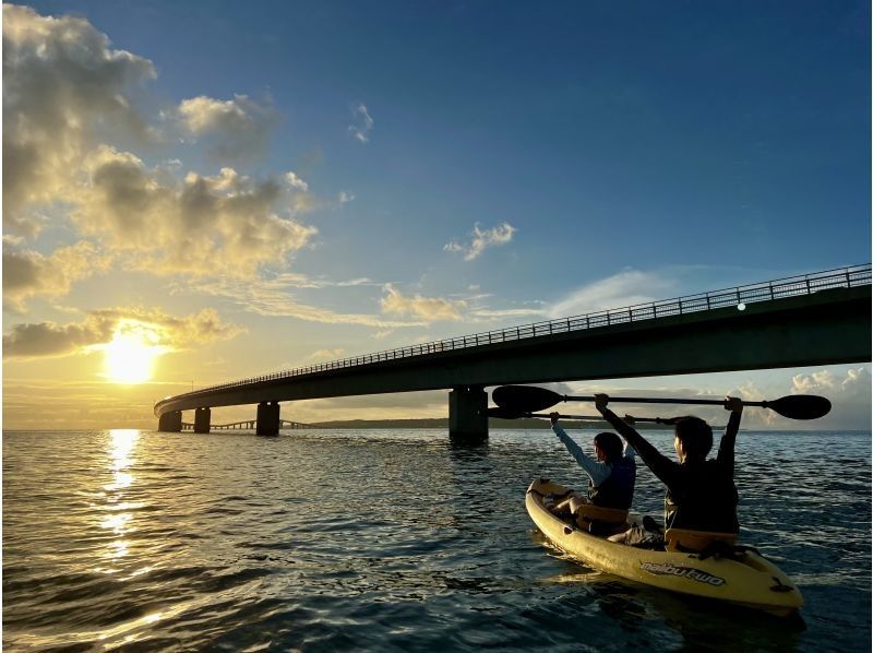 [Okinawa/Miyakojima] Sunset sea kayak tour ♪ Enjoy the spectacular scenery dyed in madder on the blue sea of ​​Miyakojima! Be sure to try it before dinner ♬ (about 1 hour)の紹介画像