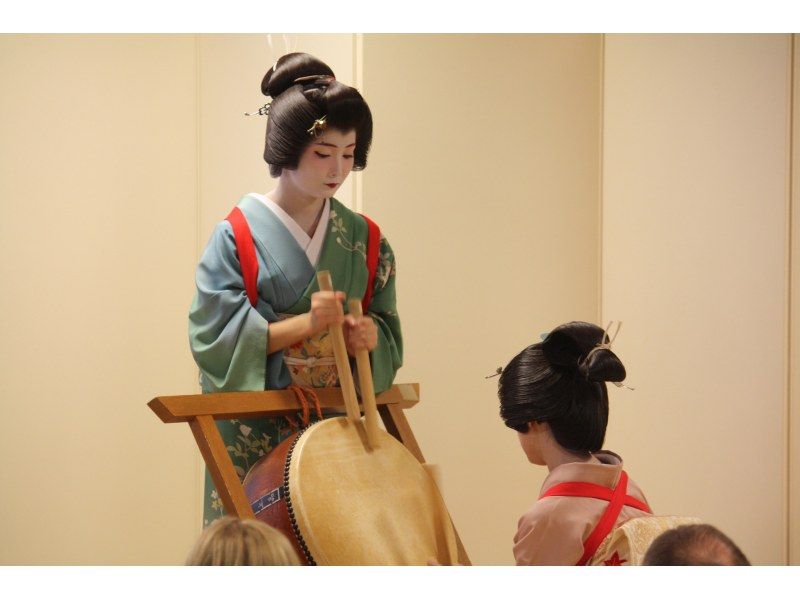 【이시카와 · 가나자와] 「가나자와 게이코」평소는 보기 님 거절의 게이코 씨에 의한 일본 무용 등의 피로 외에 다다미 놀이도 체험 할 수있는 특별 공연입니다! 겐로쿠엔 바로 옆!の紹介画像