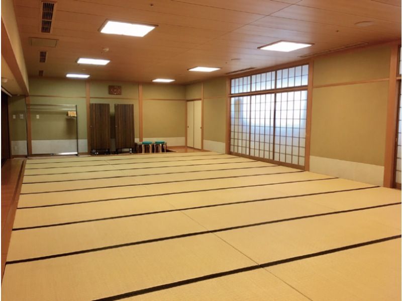 [石川/金澤]「金澤藝伎」這是一場特別表演，您可以體驗通常不被允許的藝妓的日本舞蹈表演，以及榻榻米表演！從金澤站步行1分鐘！の紹介画像