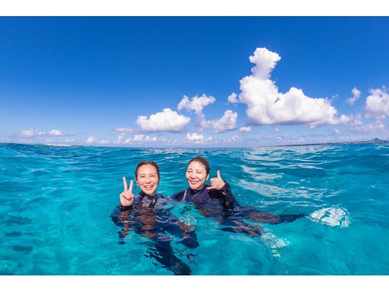 【沖縄・水納島・瀬底島】で体験ダイビング(2回)　船で15分の離島に行ってダイビング　記念写真プレゼントの紹介画像