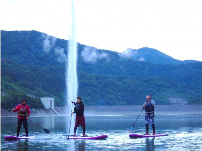 【東北・山形県】西川町・月山湖SUPツアー☆月山の眺望と大噴水をサップで水面から！初めてでも安心、ガイド＆装備レンタル込み、写真データ無料！の紹介画像