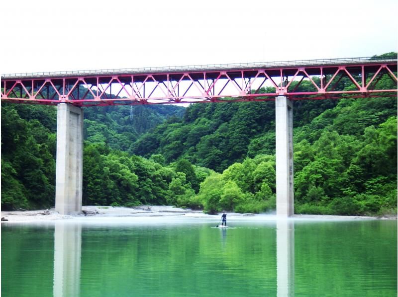 【東北・山形県】西川町・月山湖SUPツアー☆月山の眺望と大噴水をサップで水面から！初めてでも安心、ガイド＆装備レンタル込み、写真データ無料！の紹介画像