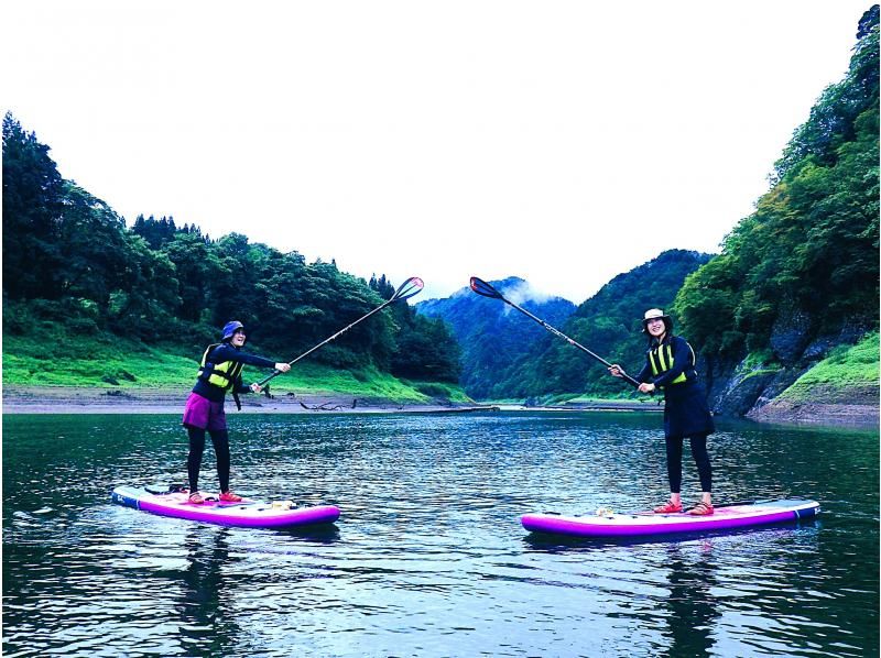 【東北・山形県】西川町・月山湖SUPツアー☆月山の眺望と大噴水をサップで水面から！初めてでも安心、ガイド＆装備レンタル込み、写真データ無料！の紹介画像