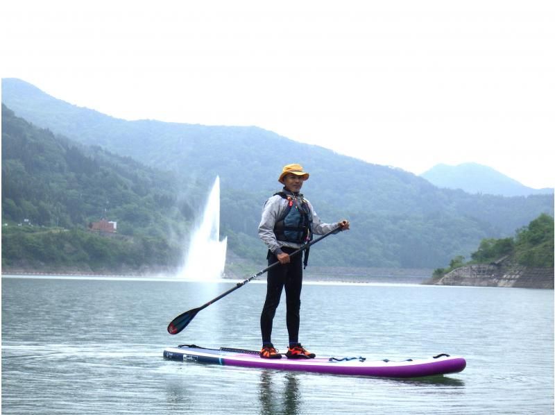 【東北・山形県】西川町・月山湖レイクSUP（サップ）体験☆日本一の大噴水を水面から眺めよう！装備レンタル込み、写真データ無料！の紹介画像