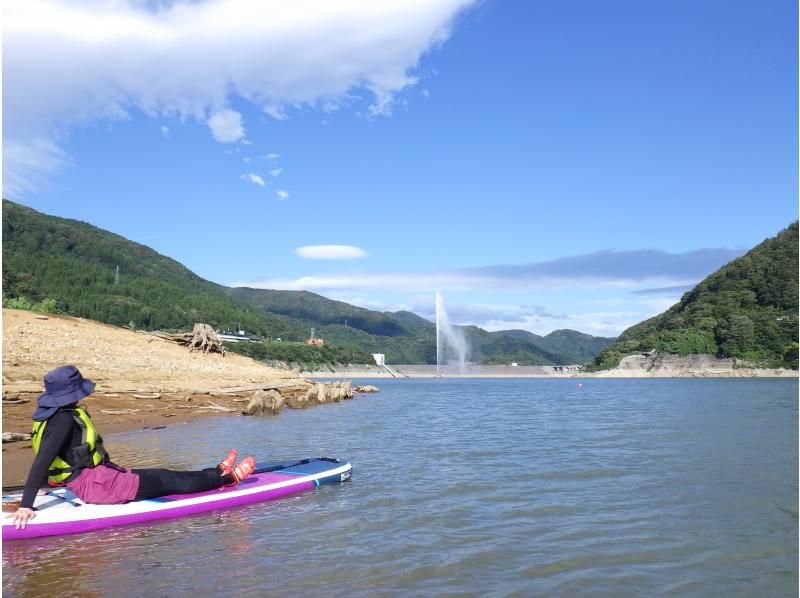 【東北・山形県】西川町・月山湖レイクSUP（サップ）体験☆日本一の大噴水を水面から眺めよう！装備レンタル込み、写真データ無料！の紹介画像