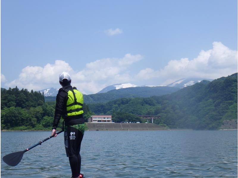 【東北・山形県】西川町・月山湖SUPツアー☆月山の眺望と大噴水をサップで水面から！初めてでも安心、ガイド＆装備レンタル込み、写真データ無料！の紹介画像