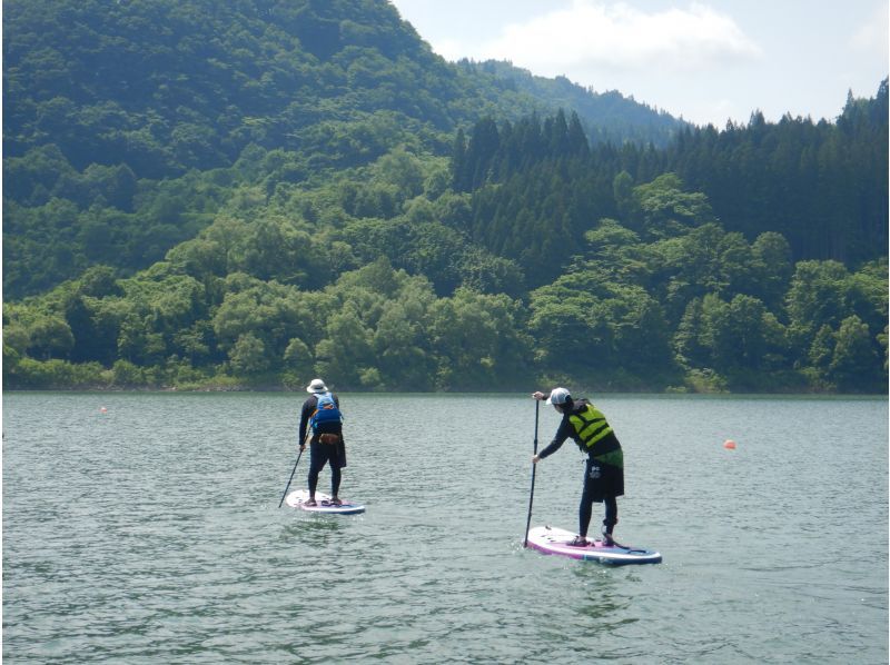 【東北・山形県】西川町・月山湖SUPツアー☆月山の眺望と大噴水をサップで水面から！初めてでも安心、ガイド＆装備レンタル込み、写真データ無料！の紹介画像