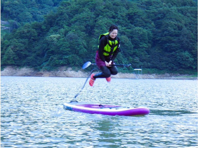 【東北・山形県】西川町・月山湖SUPツアー☆月山の眺望と大噴水をサップで水面から！初めてでも安心、ガイド＆装備レンタル込み、写真データ無料！の紹介画像