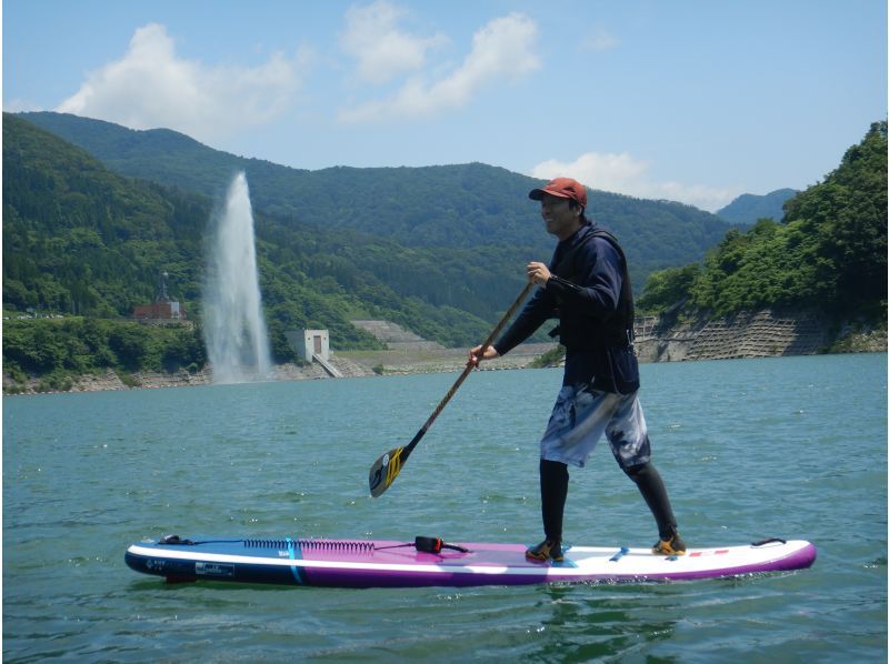 【東北・山形県】西川町・月山湖SUPツアー☆月山の眺望と大噴水をサップで水面から！初めてでも安心、ガイド＆装備レンタル込み、写真データ無料！の紹介画像
