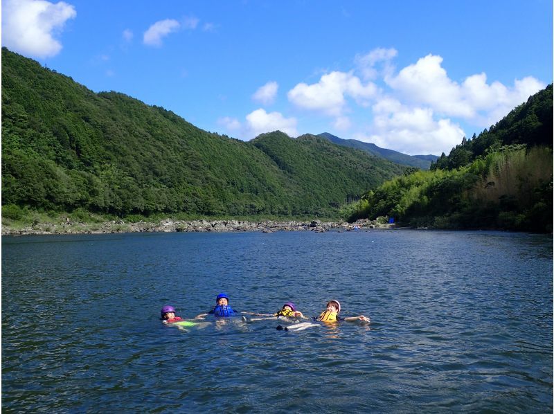 [โคจิ / แม่น้ำชิมันโตะ] ล่องแก่งทัวร์ครึ่งวันเพลิดเพลินไปกับทริปสบาย ๆ ริมแม่น้ำ! มาพร้อมซัพ! ซูเปอร์ลดราคาฤดูร้อนปี 2024の紹介画像