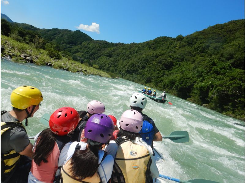 [โคจิ / แม่น้ำชิมันโตะ] ล่องแก่งทัวร์ครึ่งวันเพลิดเพลินไปกับการล่องแก่ง! คุณสามารถเพลิดเพลินกับทั้งเส้นทางน้ำเชี่ยวและสายน้ำの紹介画像