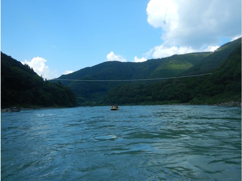 [โคจิ / แม่น้ำชิมันโตะ] ล่องแก่งทัวร์ครึ่งวันเพลิดเพลินไปกับการล่องแก่ง! คุณสามารถเพลิดเพลินกับทั้งเส้นทางน้ำเชี่ยวและสายน้ำの紹介画像