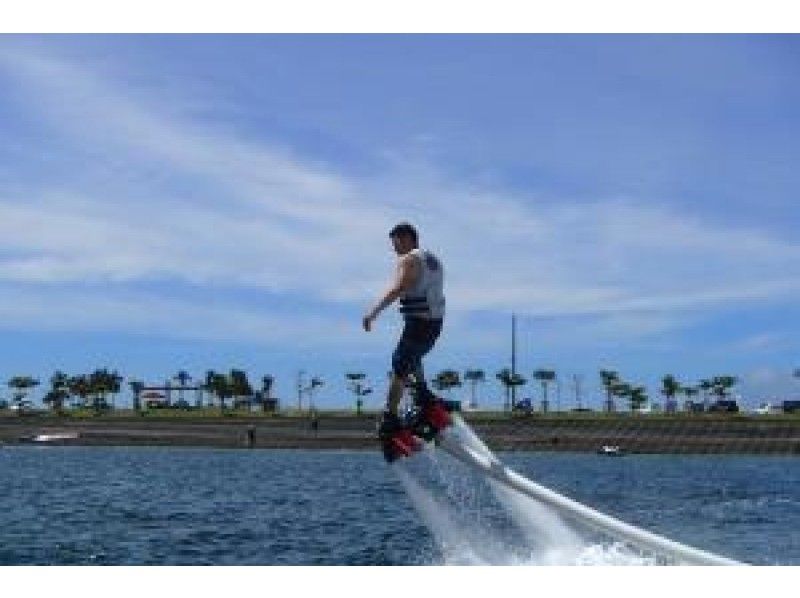 [Okinawa/Onna Village] Walk in the air in the blue sea and blue sky! Flyboard experienceの紹介画像