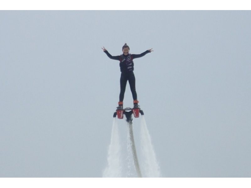 [Okinawa/Onna Village] Walk in the air in the blue sea and blue sky! Flyboard experienceの紹介画像
