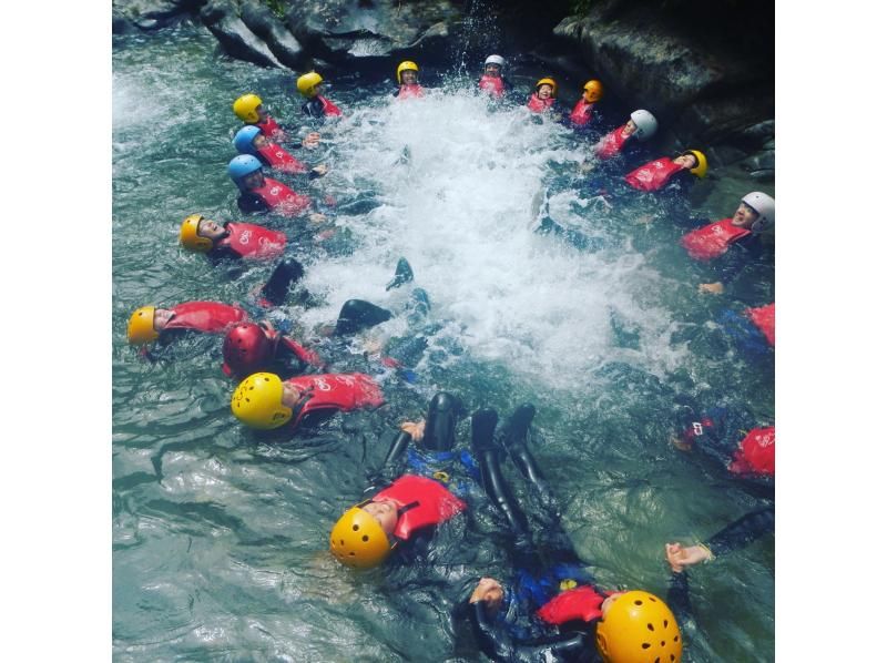 [Gunma/Minakami] Canyoning intermediate course half-day plan ♪ Experience the longest 40m waterslide in the water area! [Drink service included]の紹介画像