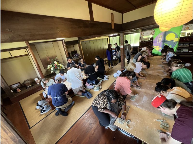 【京都】当店人気NO１！日本で唯一の「茶蕎麦打ち」と奈良の郷土料理「柿の葉寿司」「葛餅」つくりが一度に楽しめる。丁寧なサポートで初心者も安心の紹介画像