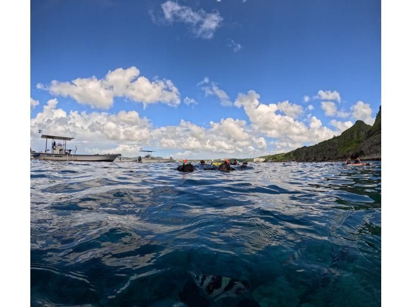 "Summer Sale!!" Book in advance for a great deal! [Okinawa Onna Village Blue Cave Snorkeling] Have fun with your family, couples, and friends!の紹介画像