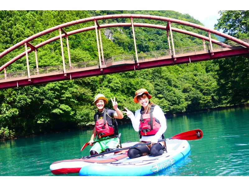 【群馬・四万】四万湖半日レイクSUPツアー：「四万ブルー」と称される綺麗なコバルトブルーの湖でSUPを楽しめる！の紹介画像