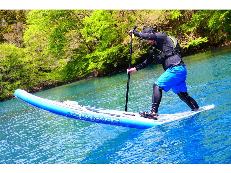 【群馬・四万】四万湖半日レイクSUPツアー：「四万ブルー」と称される綺麗なコバルトブルーの湖でSUPを楽しめる！の紹介画像