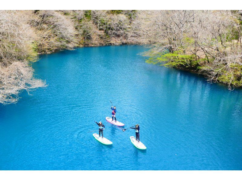 【群馬・四万】四万湖半日レイクSUPツアー：「四万ブルー」と称される綺麗なコバルトブルーの湖でSUPを楽しめる！の紹介画像