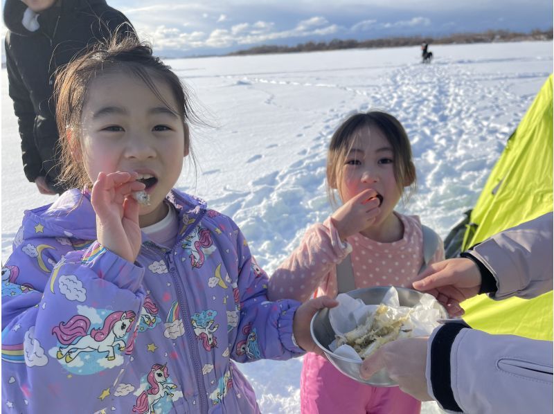 【北海道・札幌近郊】送迎あり・テント貸切★丸ごと体験プラン❤️穴あけ〜釣って天ぷらまでチャレンジ！５歳からOK❤️釣り仙人と行くワカサギ釣りの紹介画像