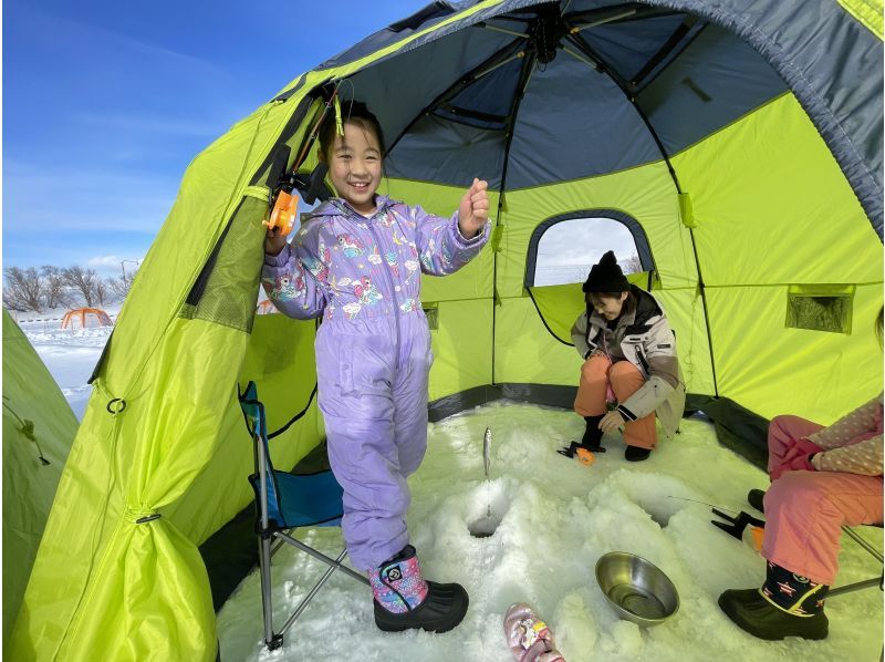 【北海道・札幌近郊】送迎あり・テント貸切★丸ごと体験プラン❤️穴あけ〜釣って天ぷらまでチャレンジ！５歳からOK❤️釣り仙人と行くワカサギ釣りの紹介画像