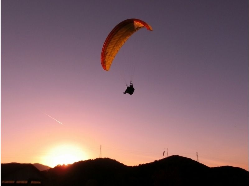 สำหรับนักท่องเที่ยวขาเข้า [เกียวโต/คาเมโอกะ] ประสบการณ์พาราไกลด์ดิ้ง(Paragliding) 470 ม. "หลักสูตรการบินตีคู่" ยินดีต้อนรับผู้เริ่มต้น! มีบริการรับส่งฟรี!の紹介画像