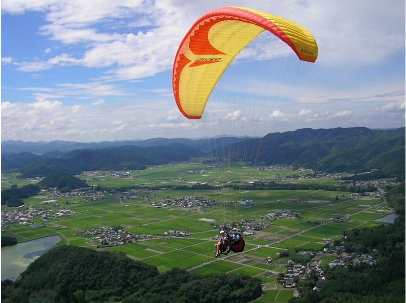 สำหรับนักท่องเที่ยวขาเข้า [เกียวโต/คาเมโอกะ] ประสบการณ์พาราไกลด์ดิ้ง(Paragliding) 470 ม. "หลักสูตรการบินตีคู่" ยินดีต้อนรับผู้เริ่มต้น! มีบริการรับส่งฟรี!の紹介画像
