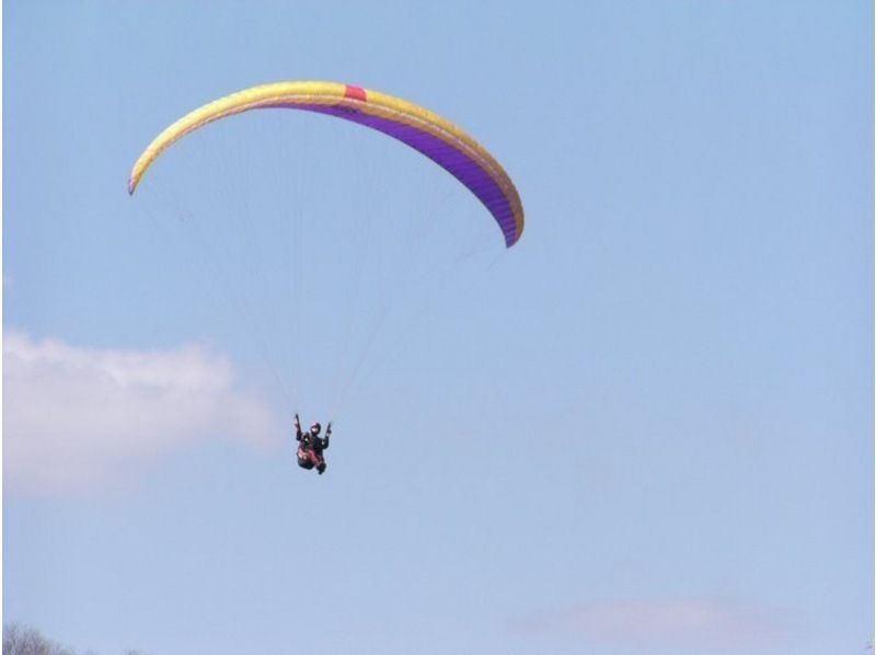 สำหรับนักท่องเที่ยวขาเข้า [เกียวโต/นันทัน] ประสบการณ์พาราไกลด์ดิ้ง(Paragliding) "หลักสูตรท้าทาย" คุณสามารถลองได้หลายครั้งเท่าที่คุณต้องการภายใน 90 นาที! มีบริการรับส่งฟรี!の紹介画像