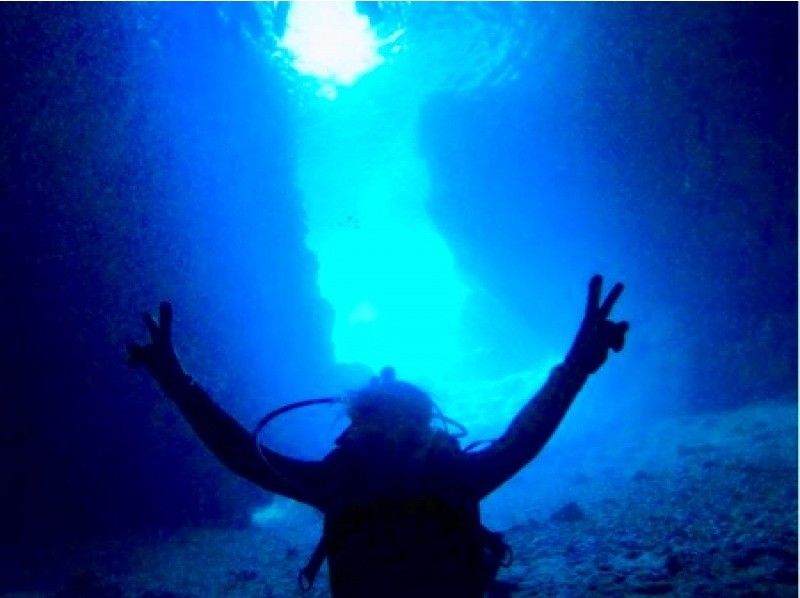 【沖縄恩納村‐青の洞窟☆体験ダイビング】初心者でも大丈夫！ライセンスがなくても体験可能♪友達•カップル•家族•ソロ活、みんなで水中体験⭐︎の紹介画像