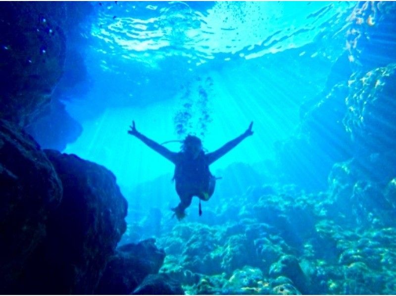 【沖縄恩納村‐青の洞窟☆体験ダイビング】初心者でも大丈夫！ライセンスがなくても体験可能♪友達•カップル•家族•ソロ活、みんなで水中体験⭐︎の紹介画像